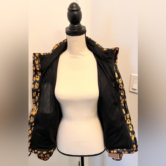 $55 firm New with tag North face hydren wind wall jacket size M in yellow/black - Picture 7 of 15